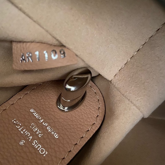 COPY - Louis Vuitton-Lockme Hobo AUTHENTIC - Picture 17 of 17